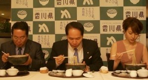 究極の１万円うどんの県知事試食