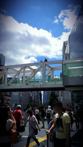 駅 自殺 新宿 南口 新宿駅南口の歩道橋で首つり自殺した男性が死亡！目撃者多数で画像がSNSに出回る