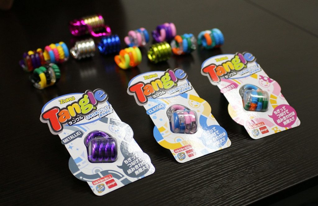 世界で1億5千万個販売！ 新感触手遊び玩具『Tangle』でアイドルが遊ん