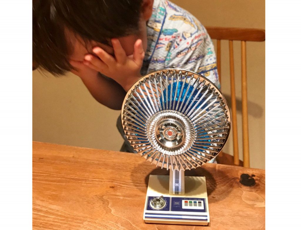 大好きな“旧式扇風機”にうれし泣き!? 3歳の男の子のかわいすぎる反応が
