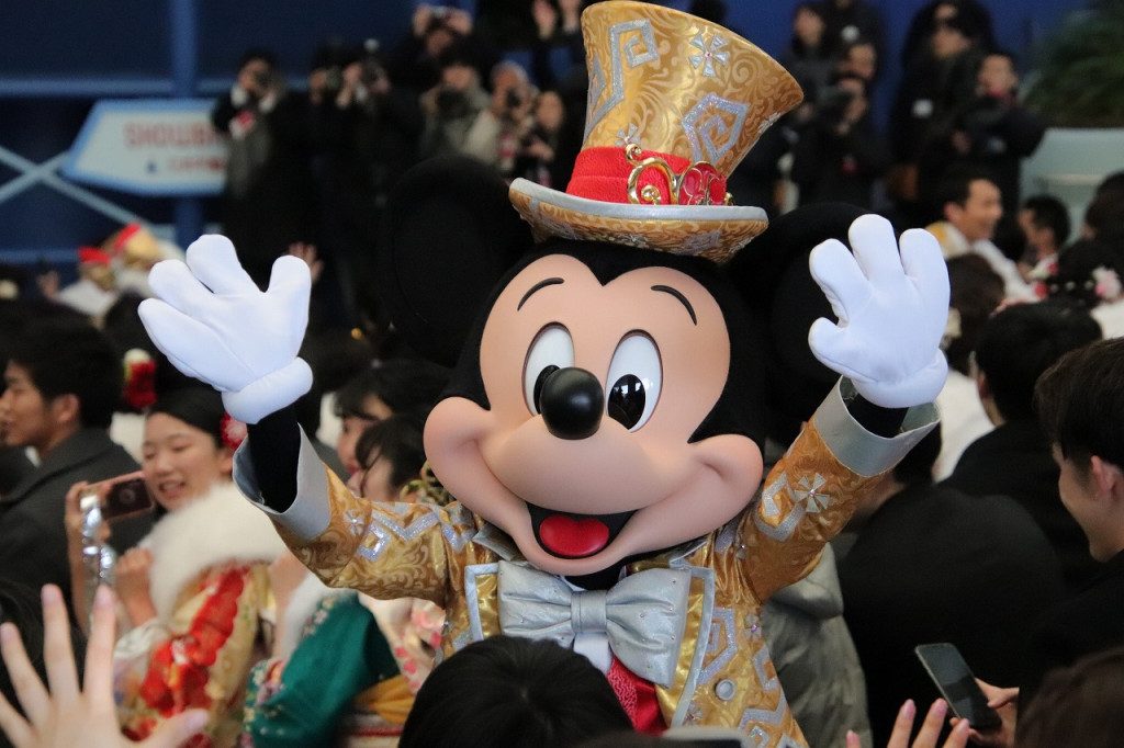 東京ディズニーランドで浦安市成人式開催 30周年衣装のミッキーたちもお祝い 写真レポート 連載jp