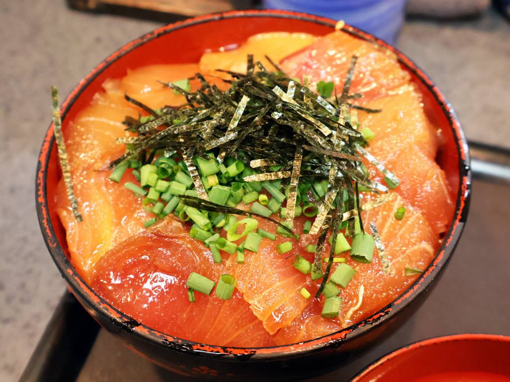 渋谷の知る人ぞ知る名店「魚料理 のじま」で安くてうまい海鮮丼を食べる