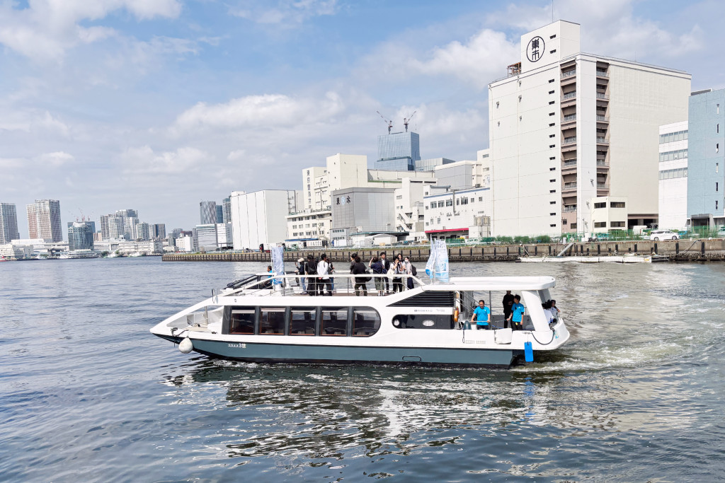 東京湾を5分で横断する晴海・日の出の渡し船で「BLUE FERRY」海から晴海フラッグを一望！