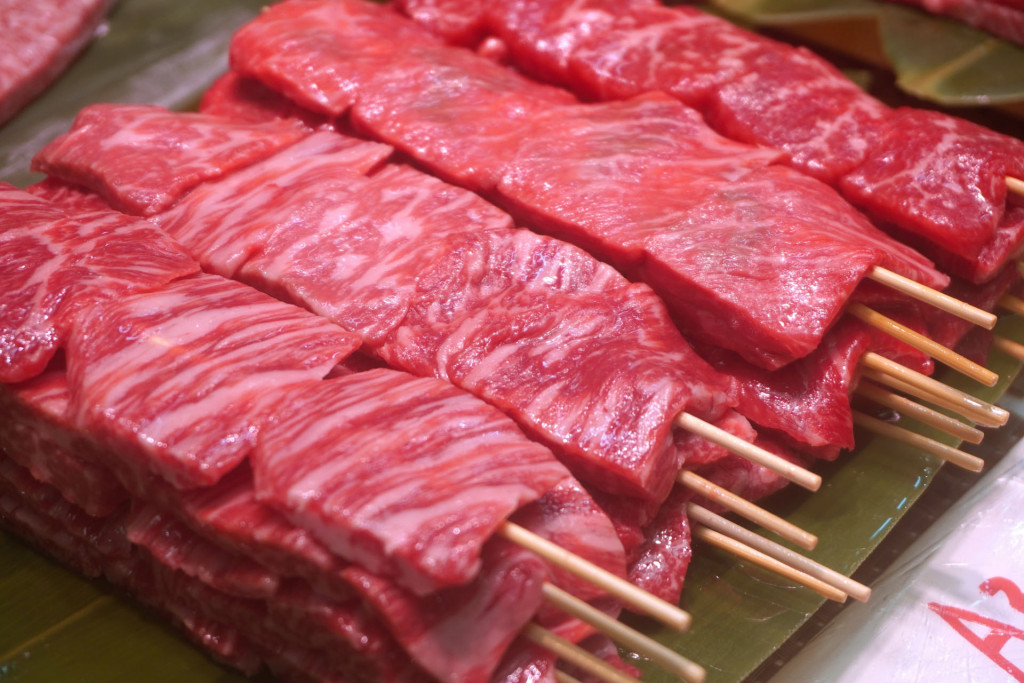 人気焼肉店『ホルモンしま田』が公開した「一気に大量の肉串が作れる道具」の動画がスゴイ→ マジでスゴイ