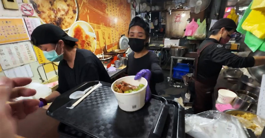 【グルメ】台湾・台北に行ったら絶対に食ってほしい「路上メシなのにミシュラン掲載店」の焢肉飯！ 一甲子餐飲