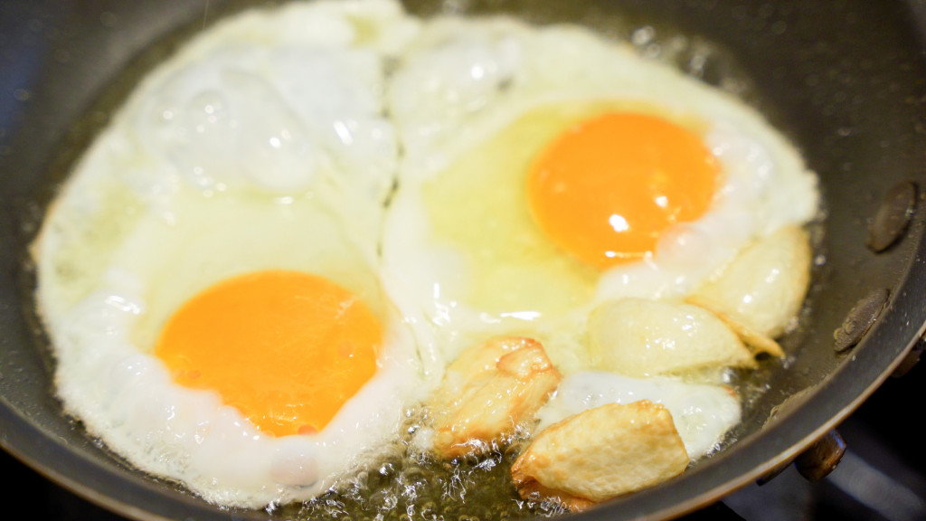 【超グルメ】料理人・鳥羽周作シェフの「目玉焼きの作り方レシピ」がメチャクチャうまそう！ 最高のフライドエッグ