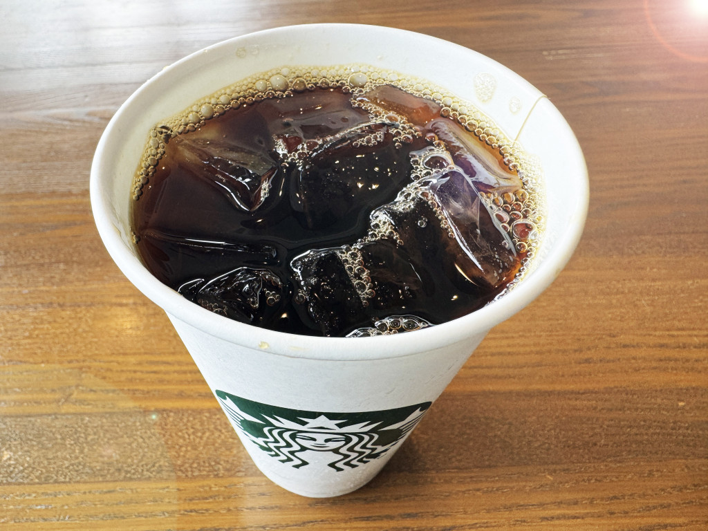 スターバックスのアイスコーヒーを無料で濃くする裏技→ 超リッチなテイストにメガ進化！ うまい！