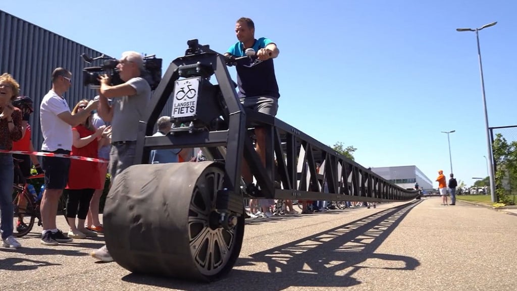 ギネス世界記録「世界最長の自転車」新記録は55.16メートル