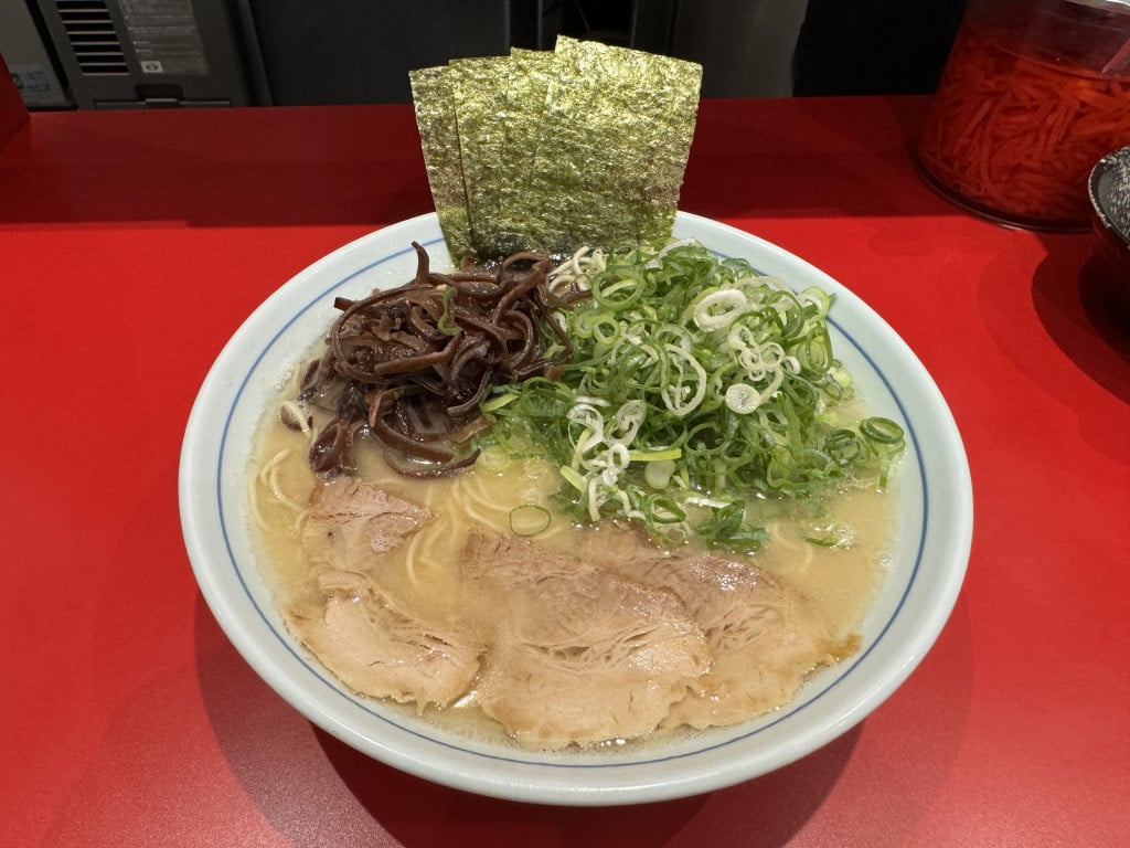 北斗の拳っぽい漫画が目印の博多ラーメン屋『せまかっちゃん』でラーメン食べる