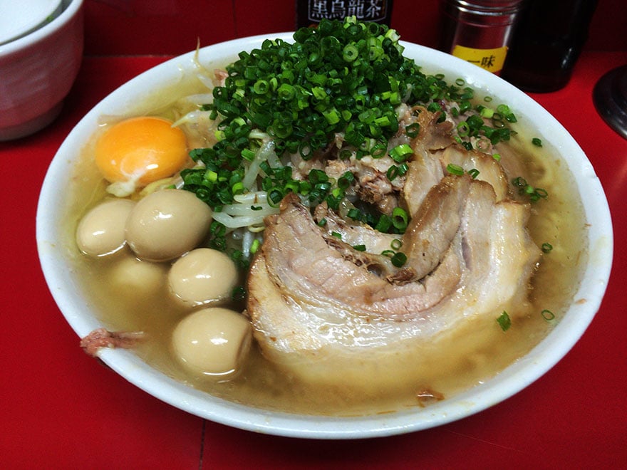 ラーメン二郎をラーメン系ユーチューバーSUSURU君が大絶賛！ アブラ大量→ 超うめえ