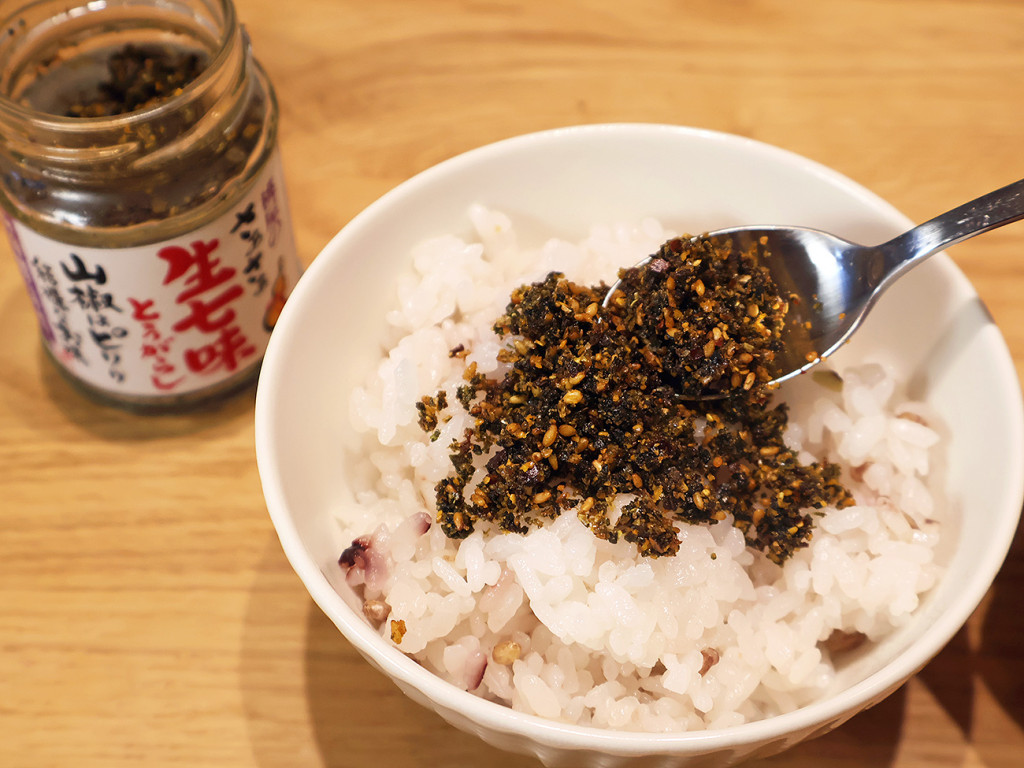 「そうそう、こういうのでいいんですわ」ご飯に桃屋の生七味を大量にぶっかけて食べるだけ