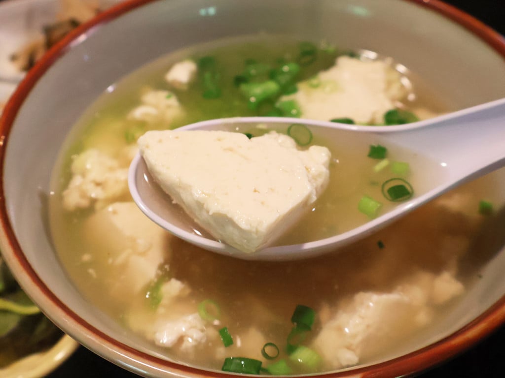 すげーうまいものメモ：沖縄そばのスープに豆腐入れたやつ「麺で食べるより心に沁みる」