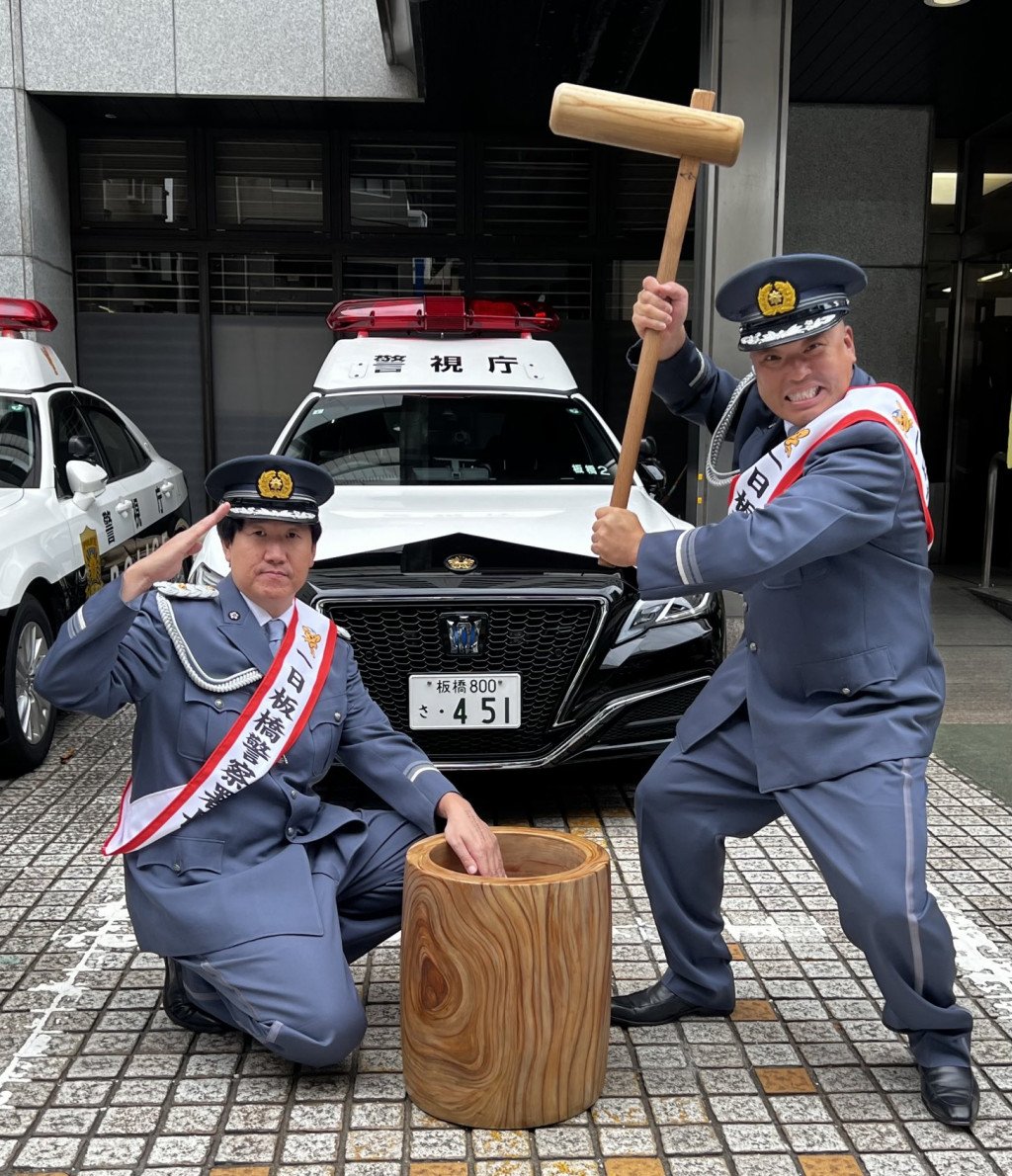 警察署長が餅つきする画像を公開 / なんかすごく強そうなんだけど