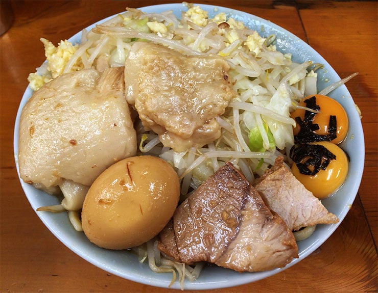 ラーメン二郎新橋店のラーメンがマジでウマイ！ ニンニクアブラマシマシと味玉子と生卵