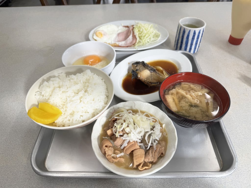 みたけ食堂が「激ウマなオカズだらけ」でご飯パラダイスだった件 / もつ煮込みとサバみそ煮→ 注文ルールとは