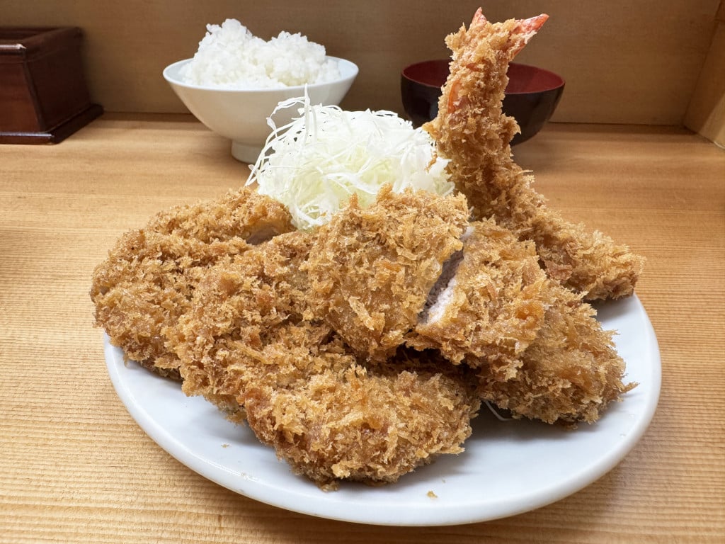 【いつもと違うものを食うシリーズ】とんかつ山家であえて大ヒレカツ定食＋エビフライ＋カキフライを食う