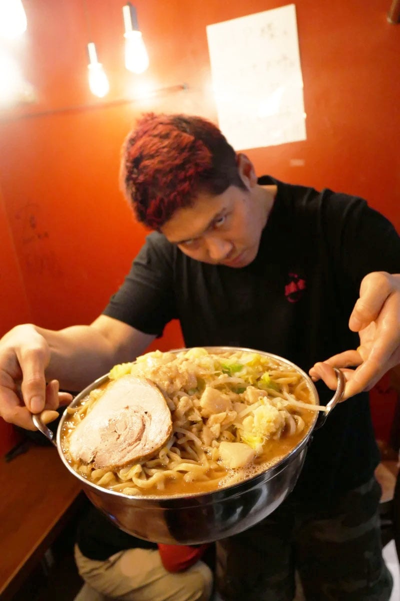 人気ラーメン店『中華そば 鴨福』店主が人気ラーメン店『箕輪家』で食べて絶賛 / 最高だー!!