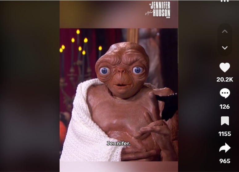 E.T.のハロウィンコスチュームが話題のアメリカ人歌手