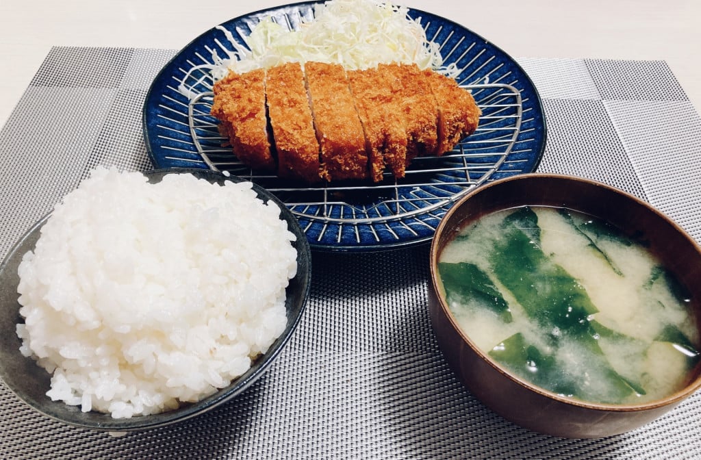 トンカツ屋でトンカツ食いながらチューしまくるのマジでやめてほしいんだけど！ マジでやめて