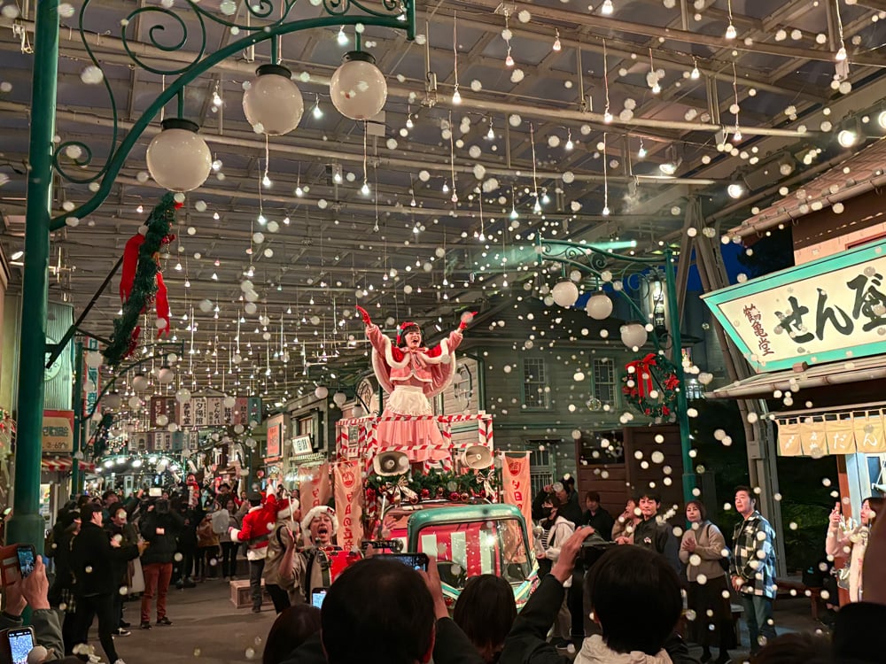 商店街に白い雪が舞い降り、夜は歌って踊れるブギウギ祭り！ 西武園ゆうえんちで期間限定「ノスタルジック・クリスマス」開催中!!