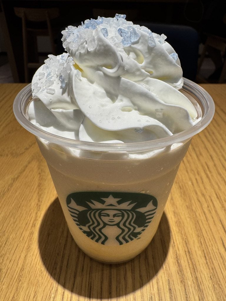 スタバのマカダミアホワイトスノーチョコレートフラペチーノがキャパい