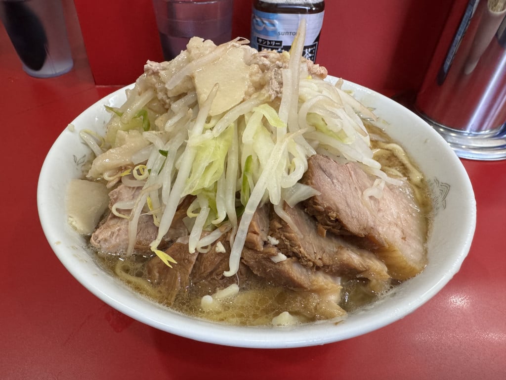 ラーメン二郎 生田駅前店で電車の音を聞きながらラーメンを食べる幸せ