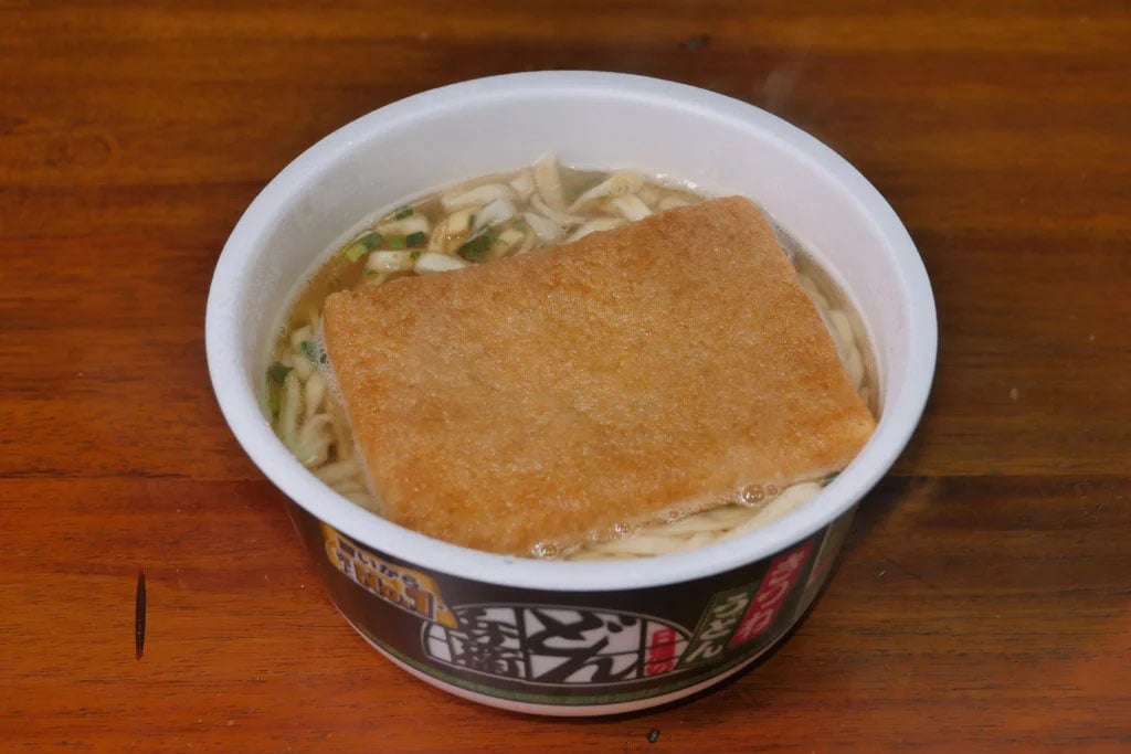 どん兵衛の麺をカップヌードルに浸して食べる / どんカプヌつけ麺