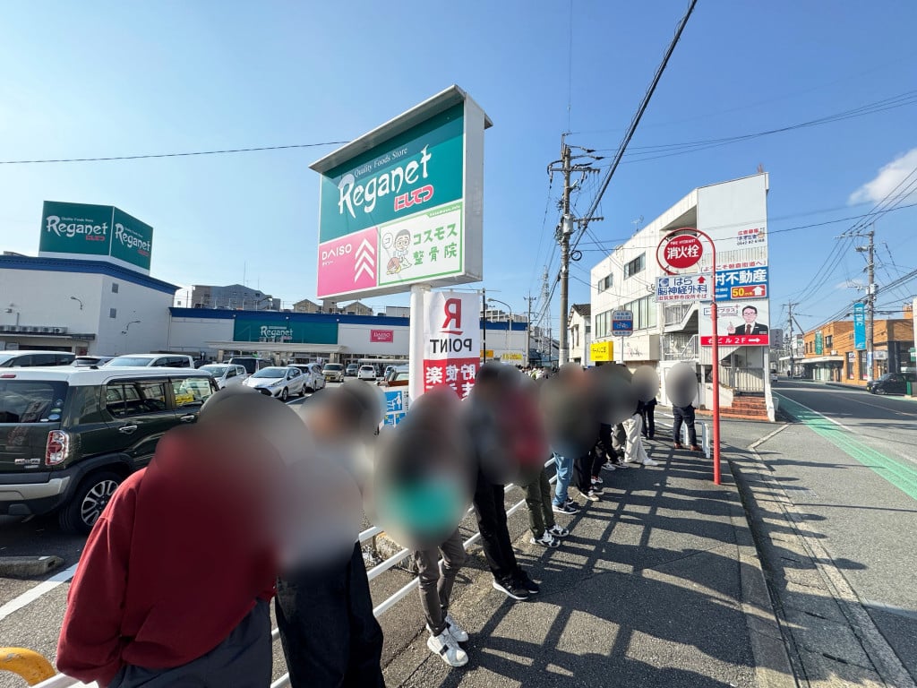 ラーメン二郎 朝倉街道駅前店がオープン3日目も大絶賛！50人以上が並ぶ人気の行列店