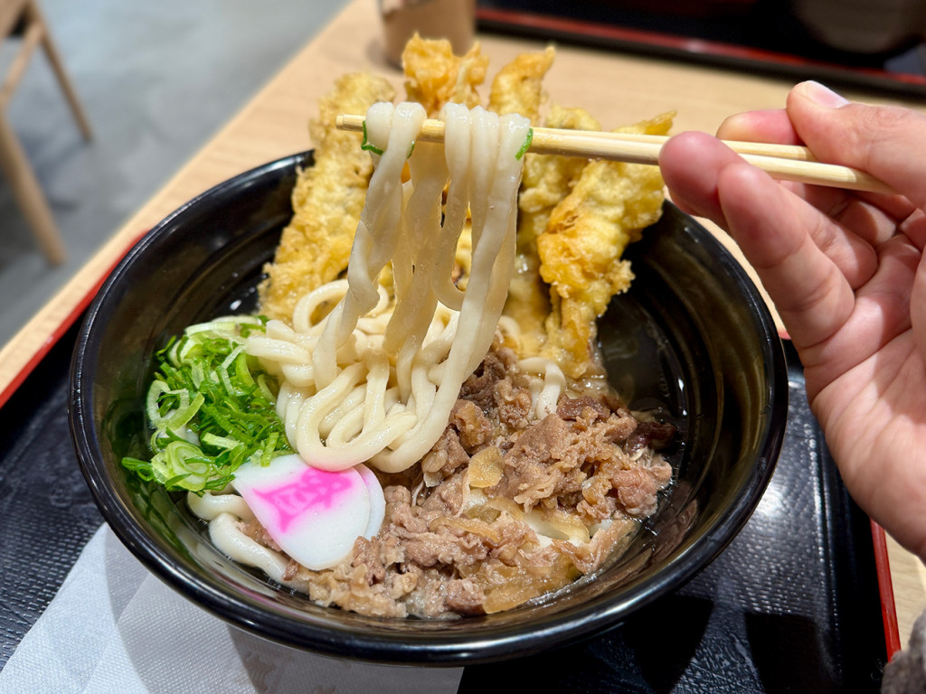 関東に初進出した福岡うどんの大人気チェーン「資さんうどん」の八千代店に行ってみた！ 大混雑だけど大ウマい！！