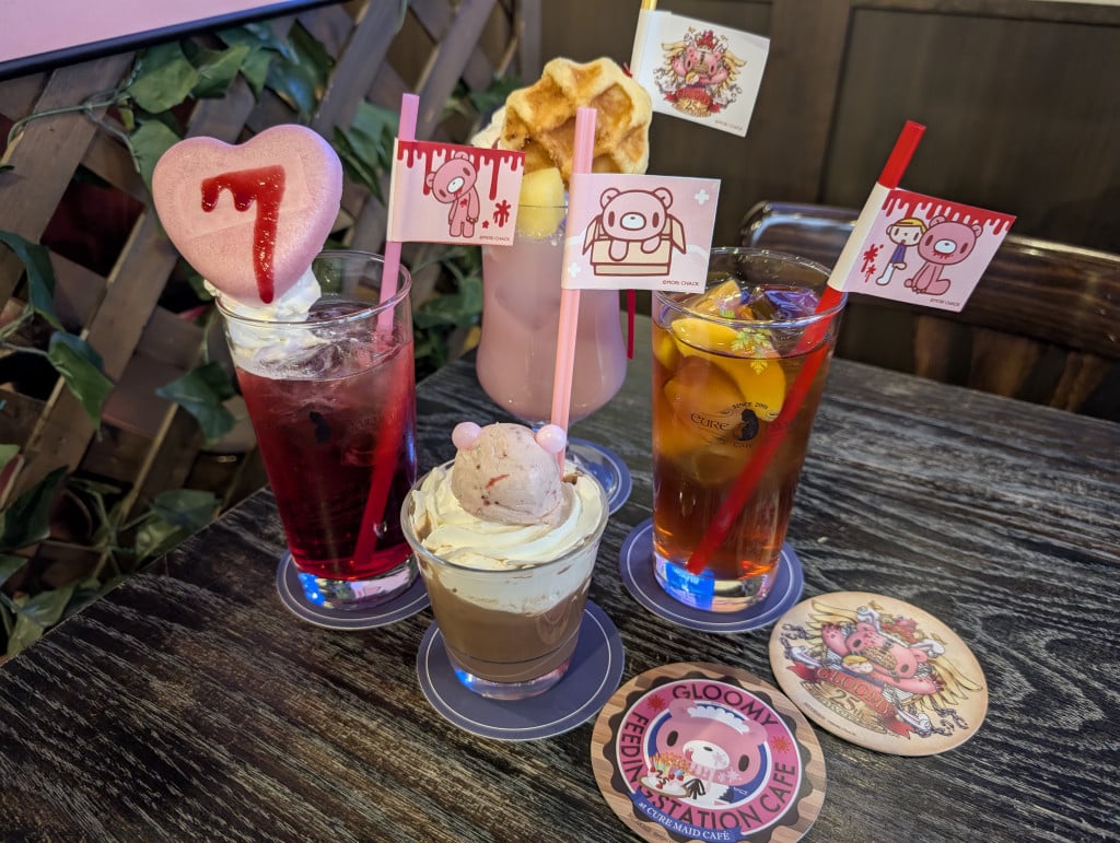 グル～ミ～が＜祝＞25周年！秋葉原の《GLOOMY FEEDINGSTATION CAFE at CURE MAID CAFE》で期間限定ドリンクを満喫してきた