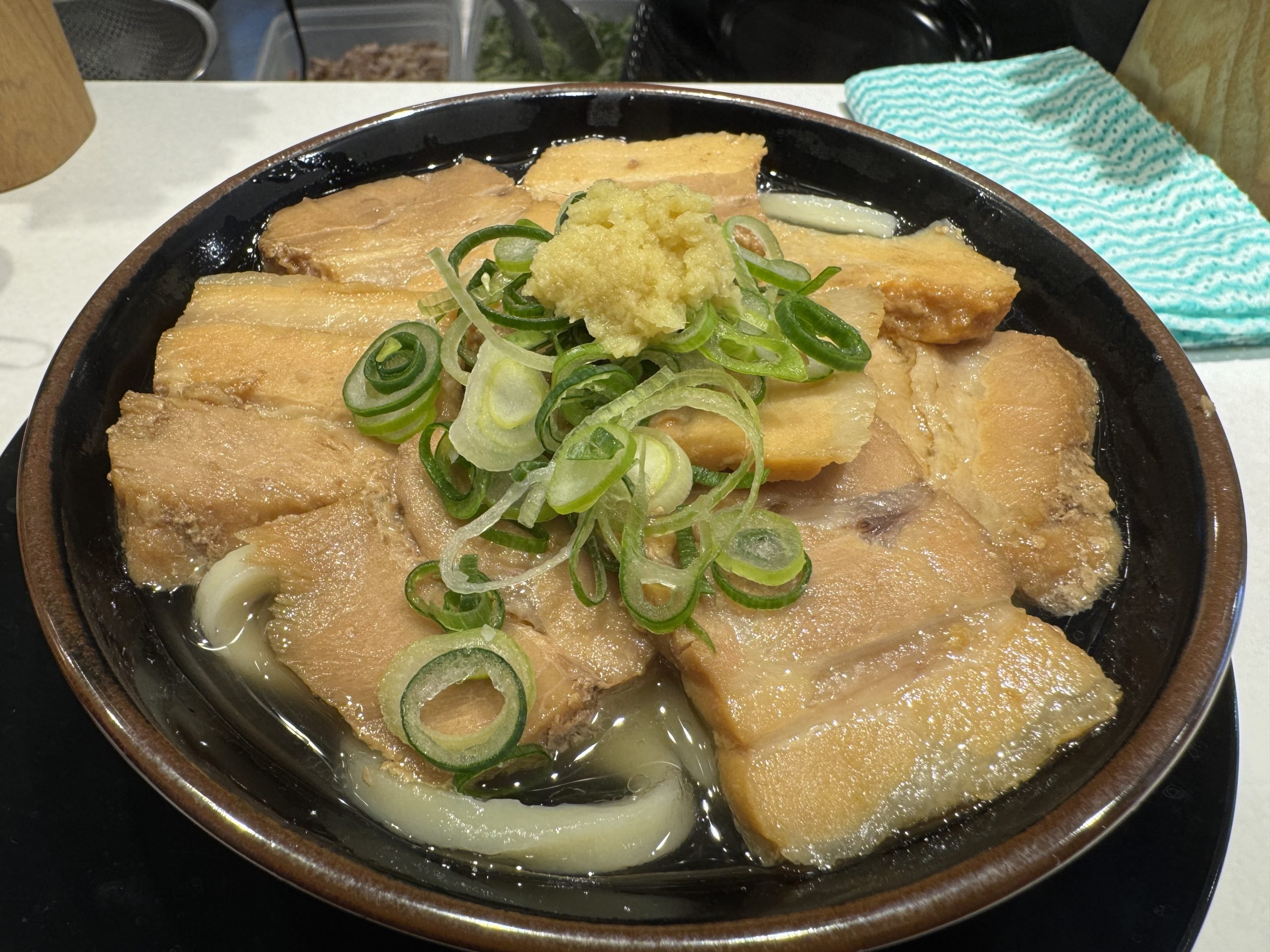 立ち食い肉うどん屋で肉2倍うどんを食べる / 肉うどん頑陣