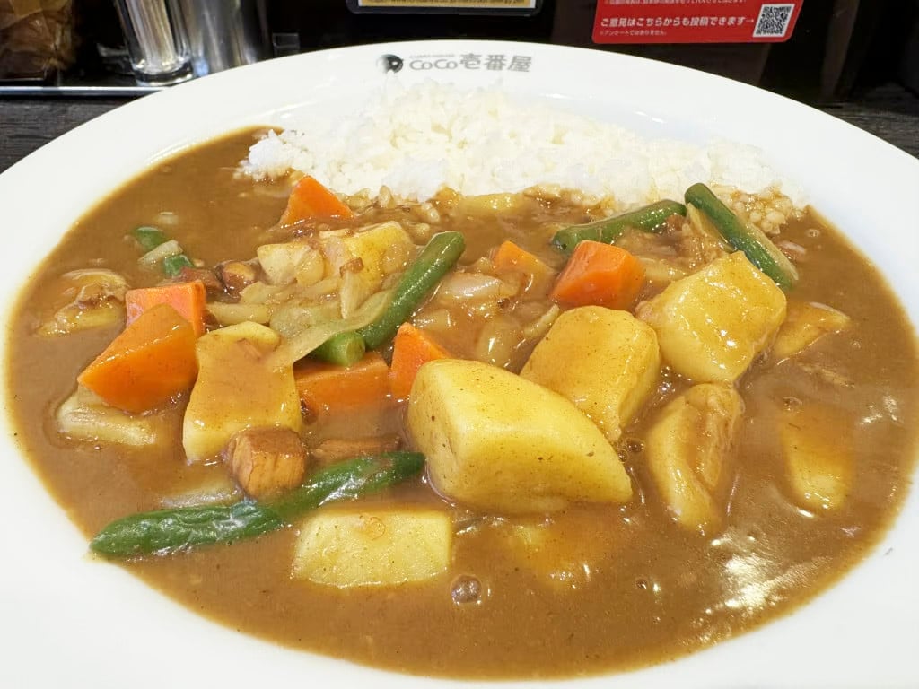 インド人が人生で初めて日本のカレーを食べる動画が50万再生突破 / 食べた結果→ オーマイゴッド！