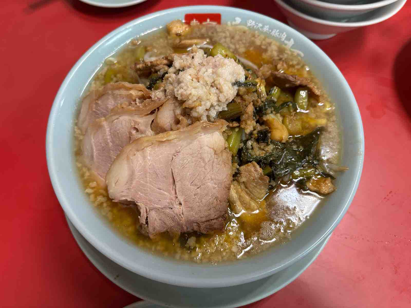 築地の老舗町中華の放つ強烈二郎系「築地や郎麺」爆誕！ 野沢菜と豚肉炒めに二郎系がめちゃ合う