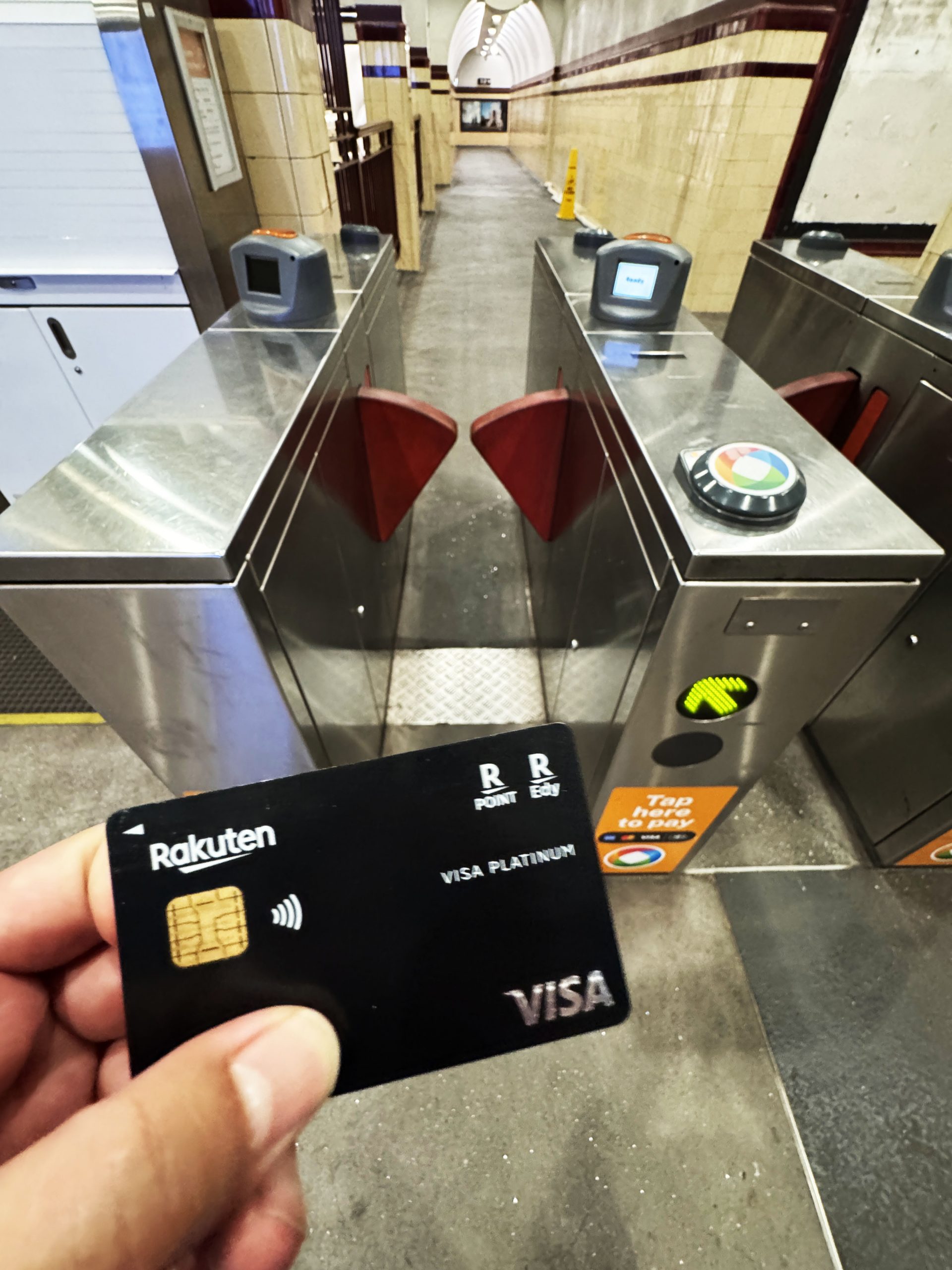 海外で鉄道に乗るときクレジットカードをタッチするだけで乗れて感動した / なぜ日本はそうしない？