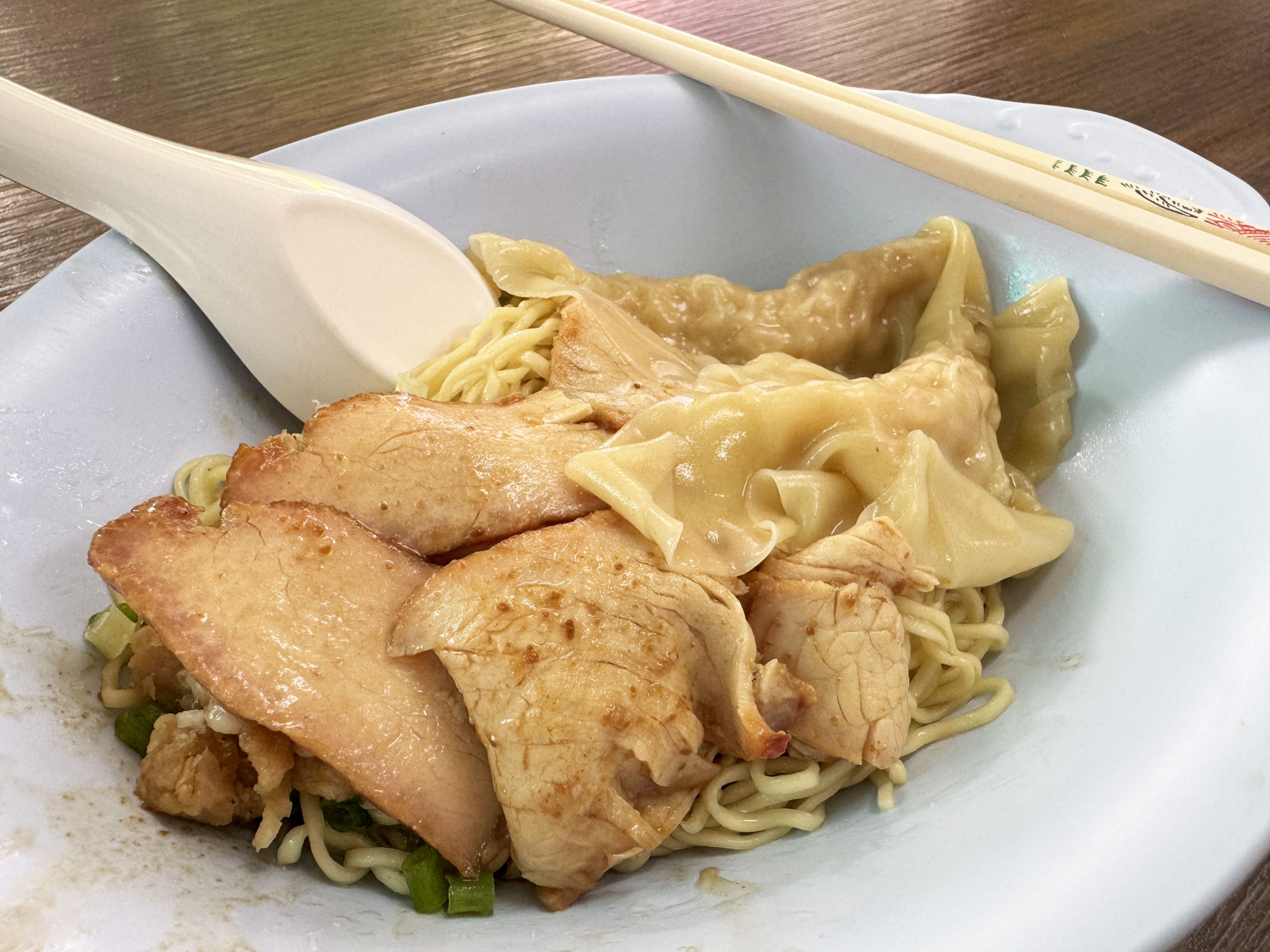 シェル石油が認めたゲキウマすぎるラーメン屋で「汁なしワンタンメン」を食べてみた / タイ・バンコクのジャキーレストラン