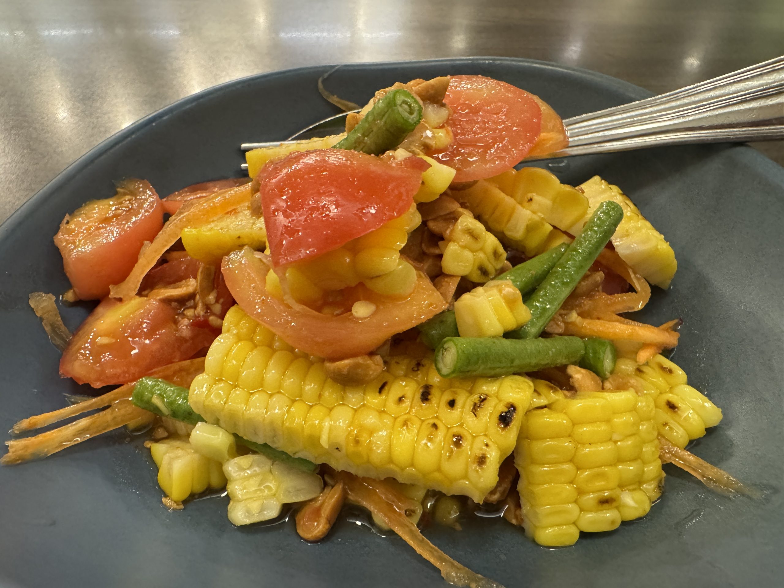 タイのソムタム専門店「ソムタムヌア」で食べる焼きトウモロコシのソムタム