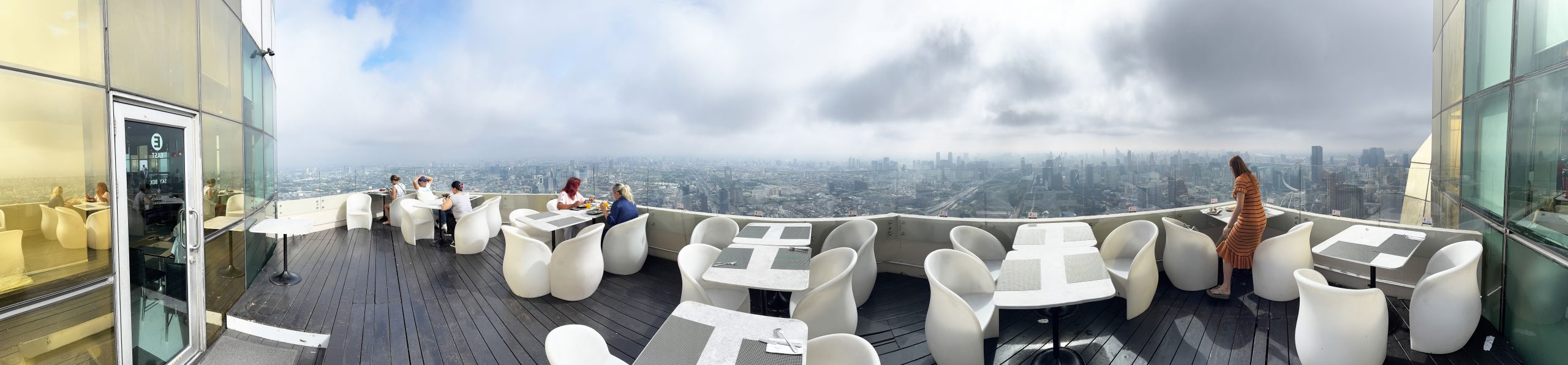 タイ最大級の高層ビル・バイヨークタワーに入場料を払って展望階に昇るのは待って / 激安価格で豪華ランチを食べつつ無料で展望する方法