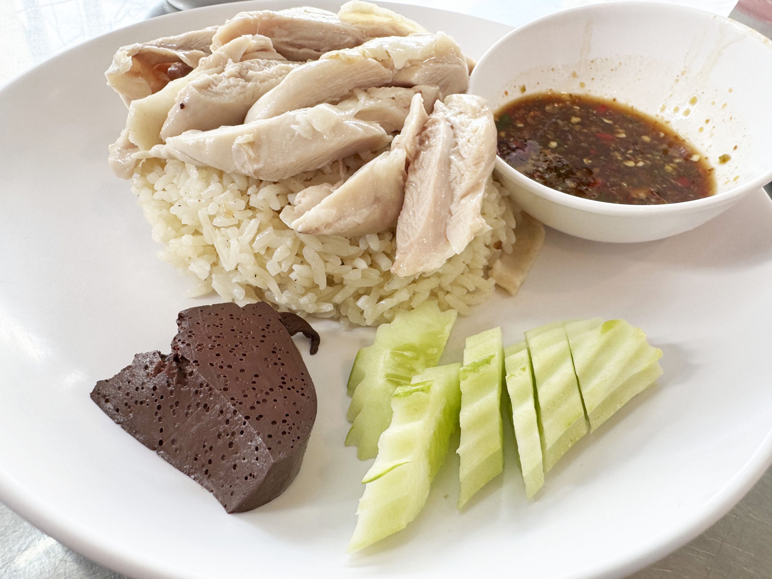 【機動戦士Gundam GQuuuuuuX】ガンダム ジークアクスで人気のニャアンのカオマンガイ屋に行った結果→ 店員が「ガンダムです」と言いつつ謎グッズくれた