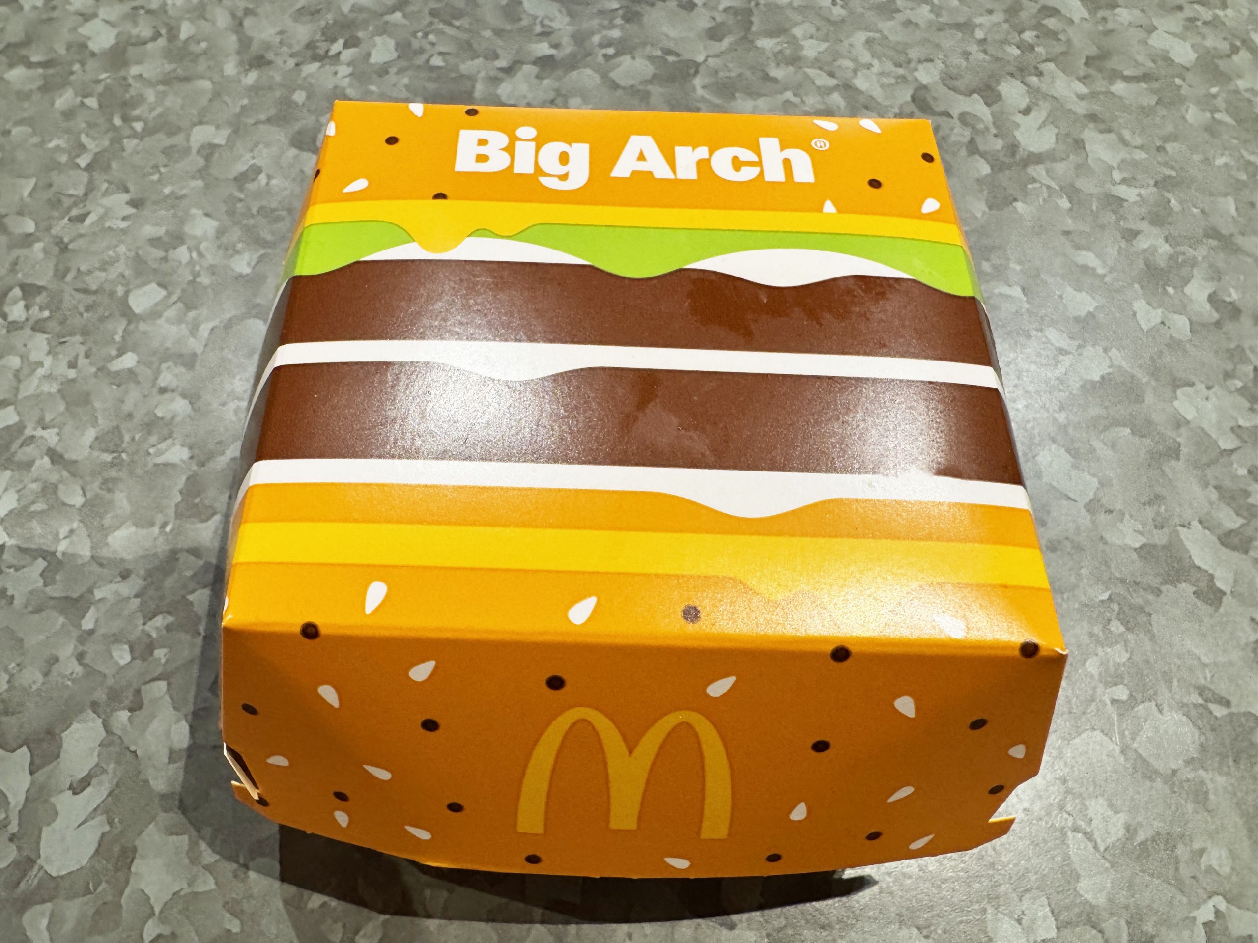 マクドナルドがビッグマックより巨大な「ビッグアーチ」を一部の国で試験販売 / 実際に食べた結果