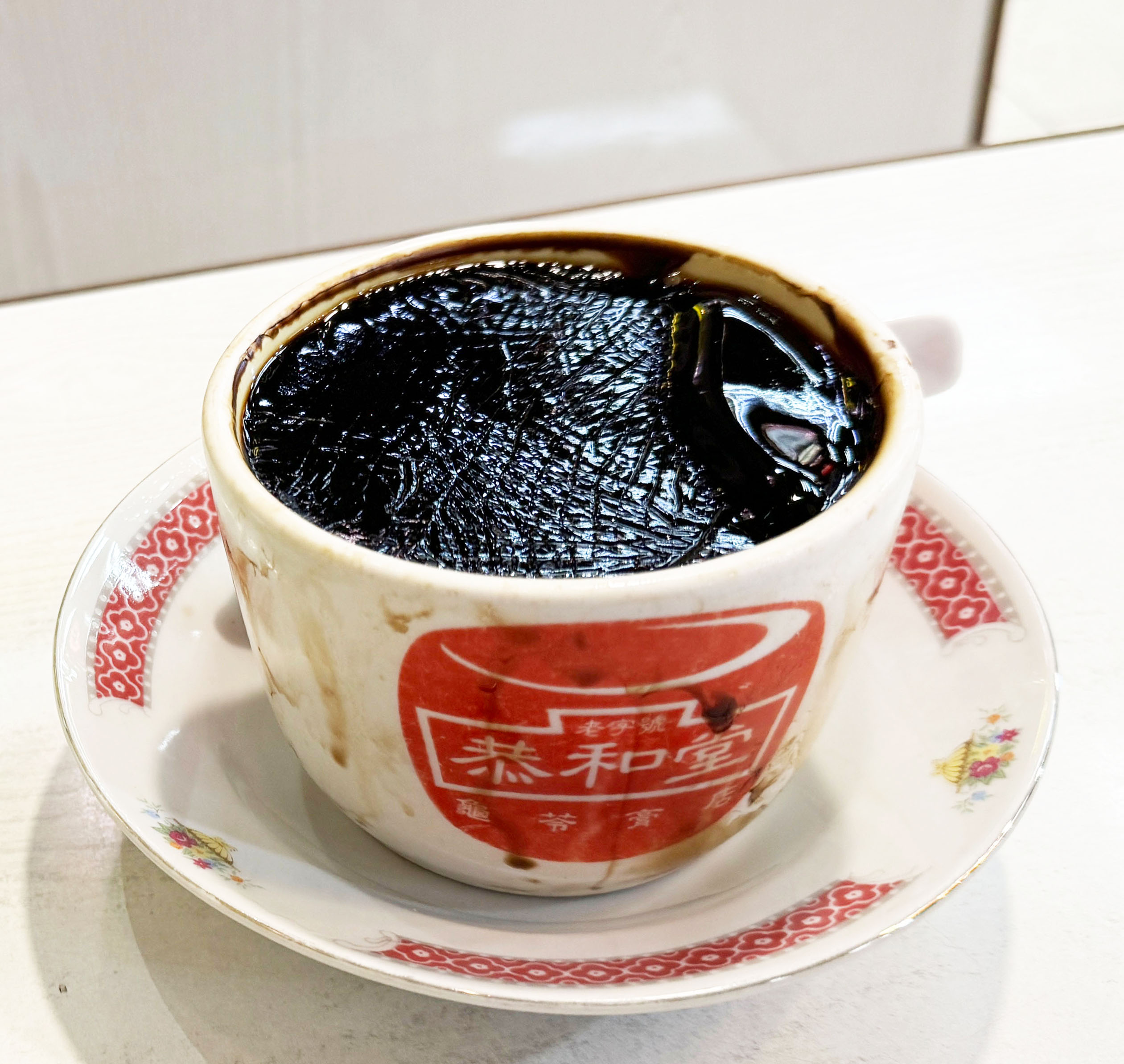 【香港グルメ】亀さんを材料にした亀ゼリーに蜜をたっぷりかけて食べる