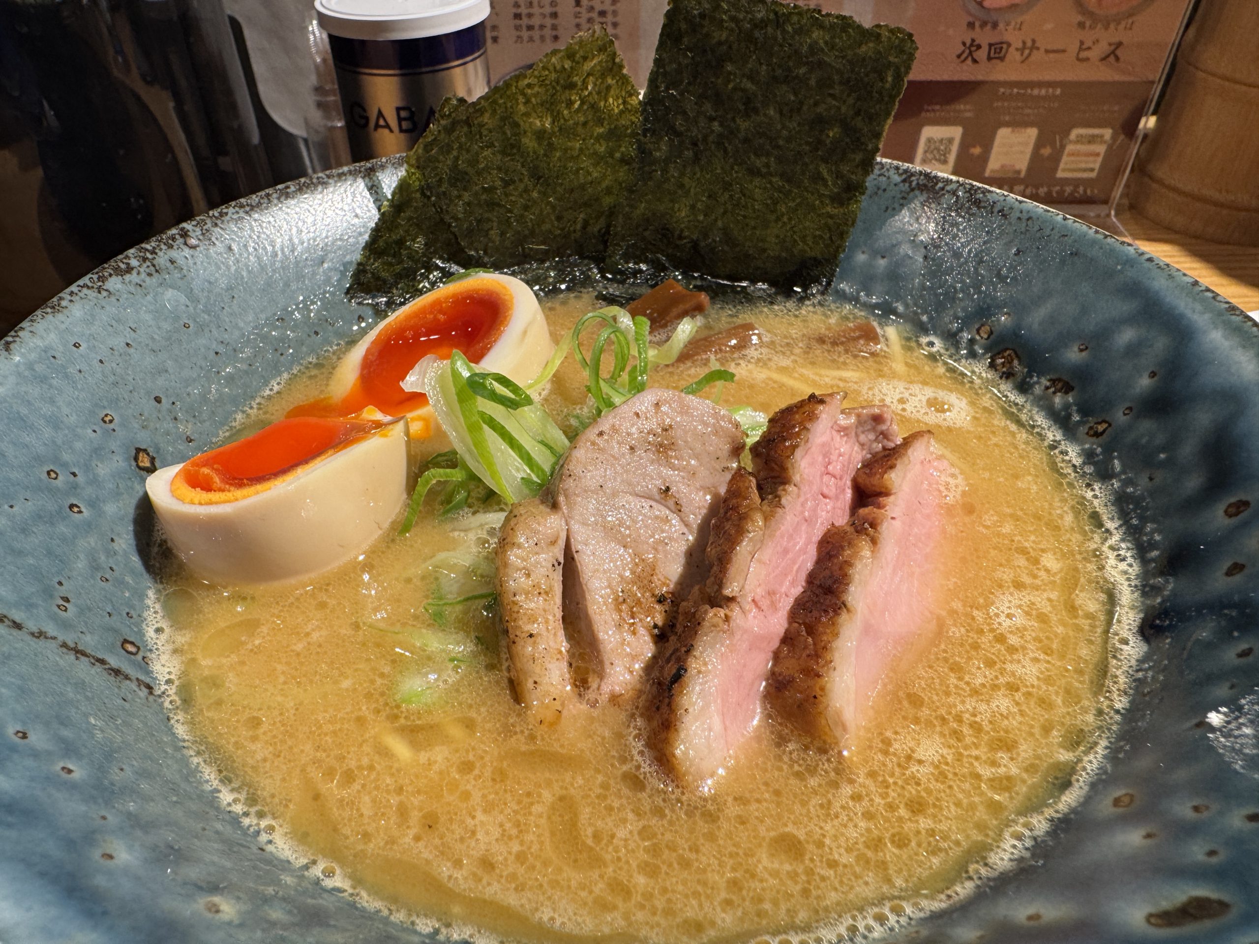 鴨肉のラーメン屋「東京鴨中華そば店」で濃厚鴨玉白湯そばを食べる