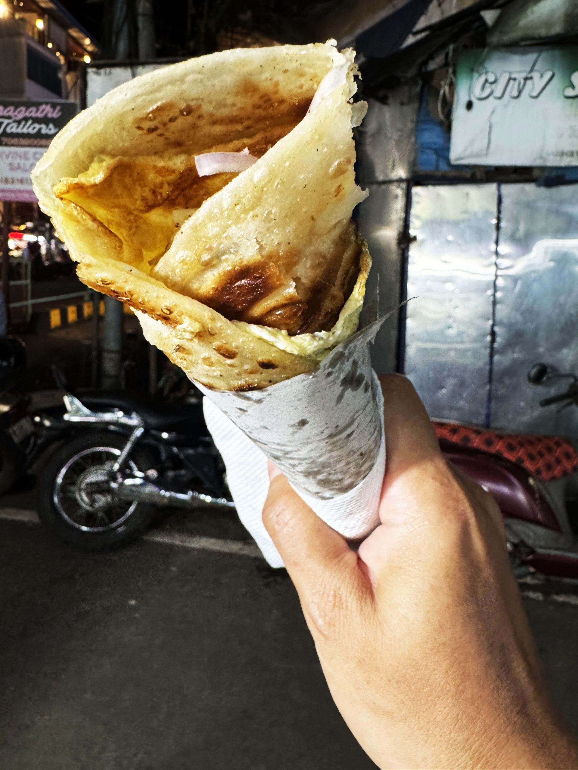 ボッタクリで人を騙そうとしてくるけど超ウマイ店に行ってみた→ 焼きそばが大人気