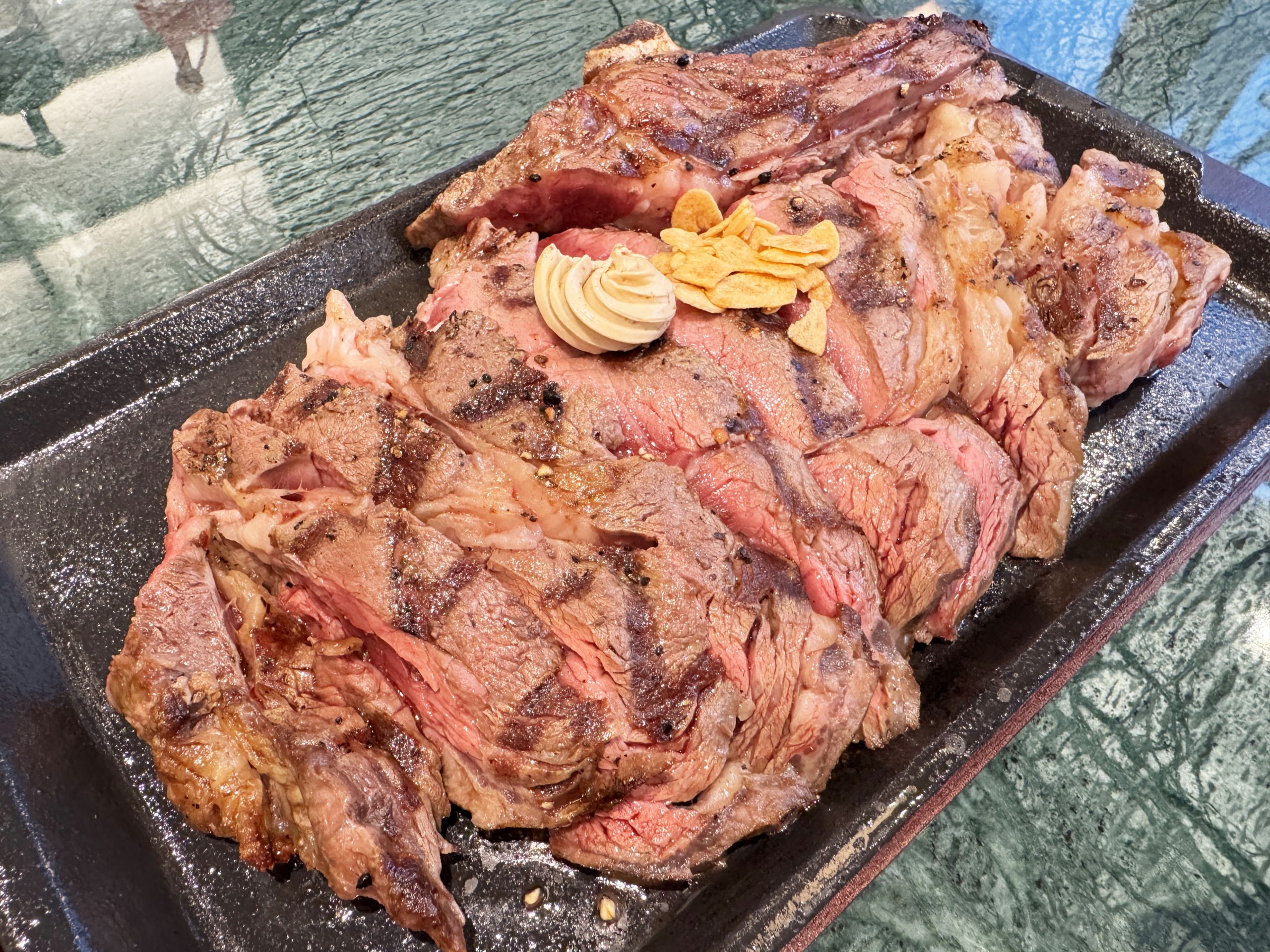 いきなりステーキより美味しく焼いてくれる高級店で「骨付きステーキ」を食べてみた→ 感動の体験が待っていた