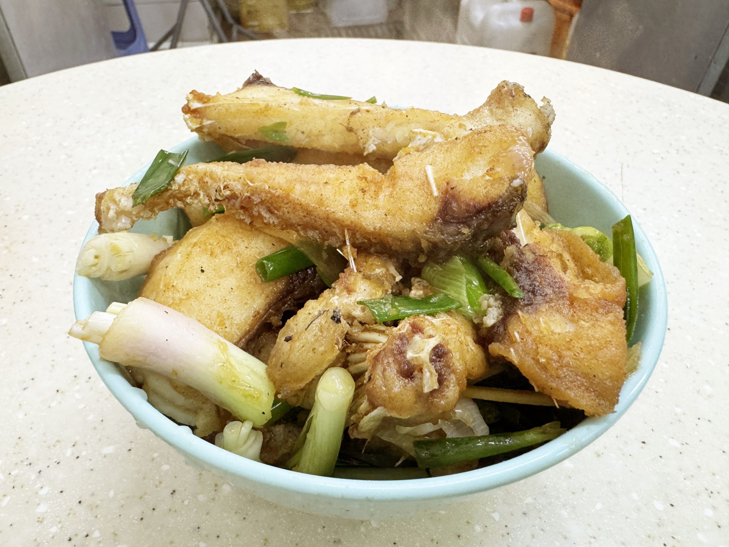 香港で食べた「素揚げした魚と長ネギ炒めをあわせた料理」について