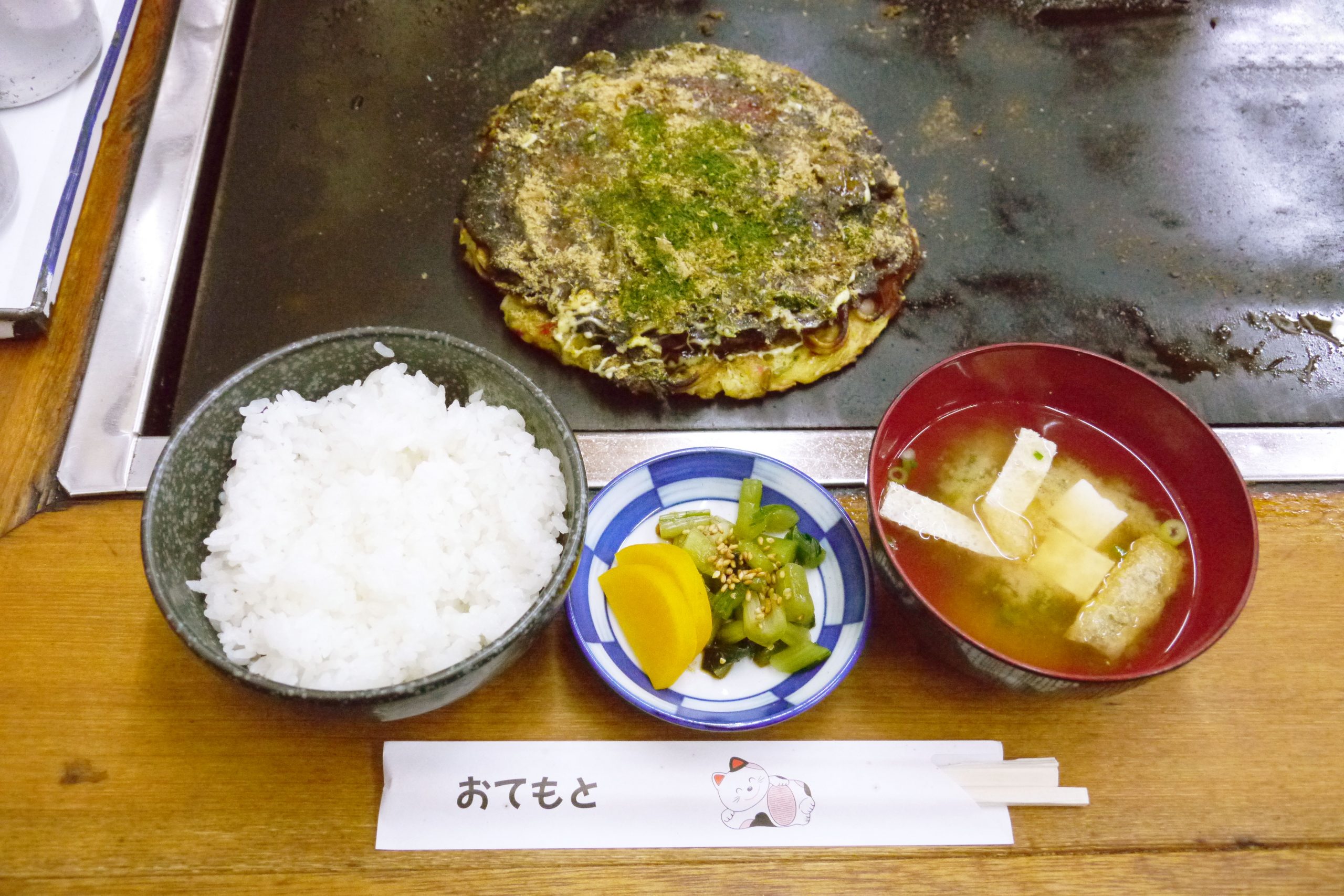 大阪人が「お好み焼きはご飯の上にのせて食べない」って言ってたけど本当なのか