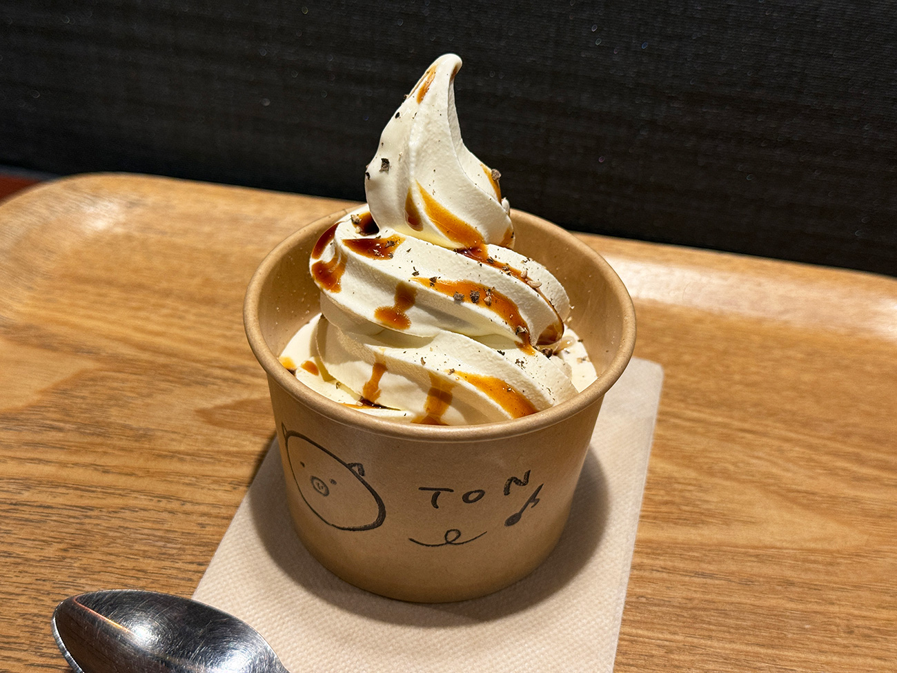 JR帯広駅で見つけた『豚丼ソフト』が想像の斜め上だった件「タレをかけたソフトクリームかと思いきや！」