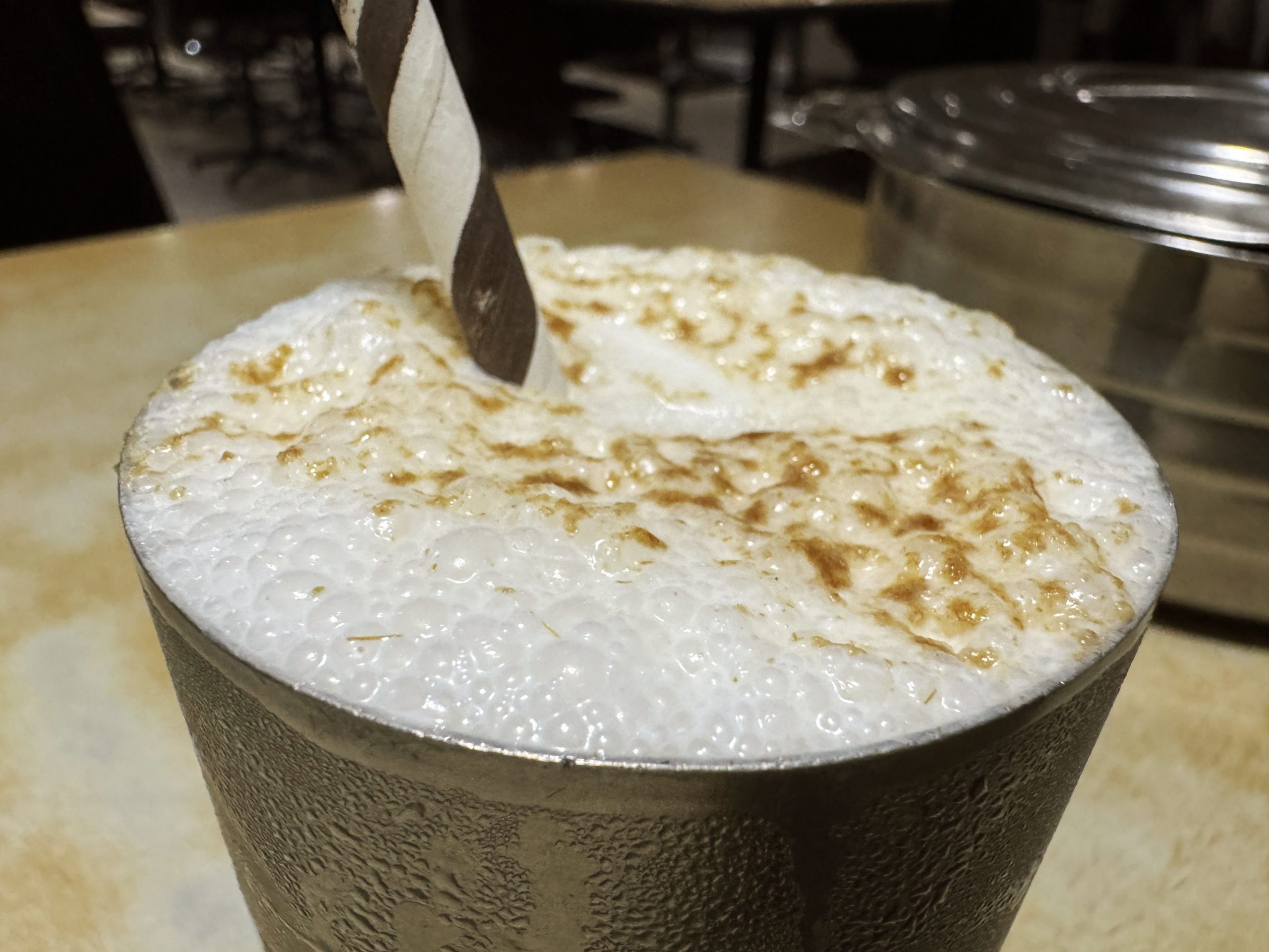 インドのラッシーに詳しい人に教えてもらいたいのですが日本のラッシーに泡がないのはなぜですか