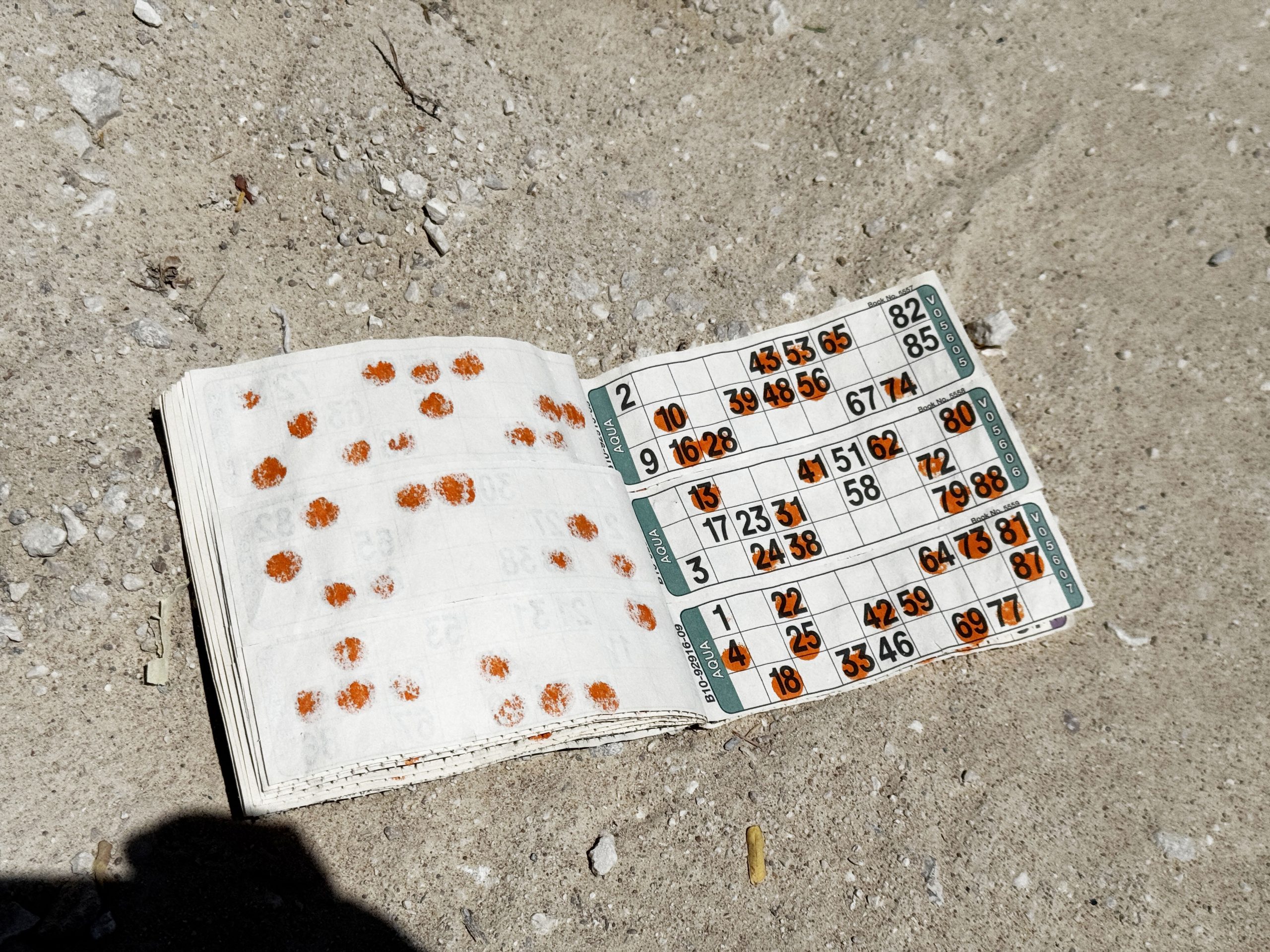 ナウル共和国の路上にはビンゴカードが落ちていることが多い