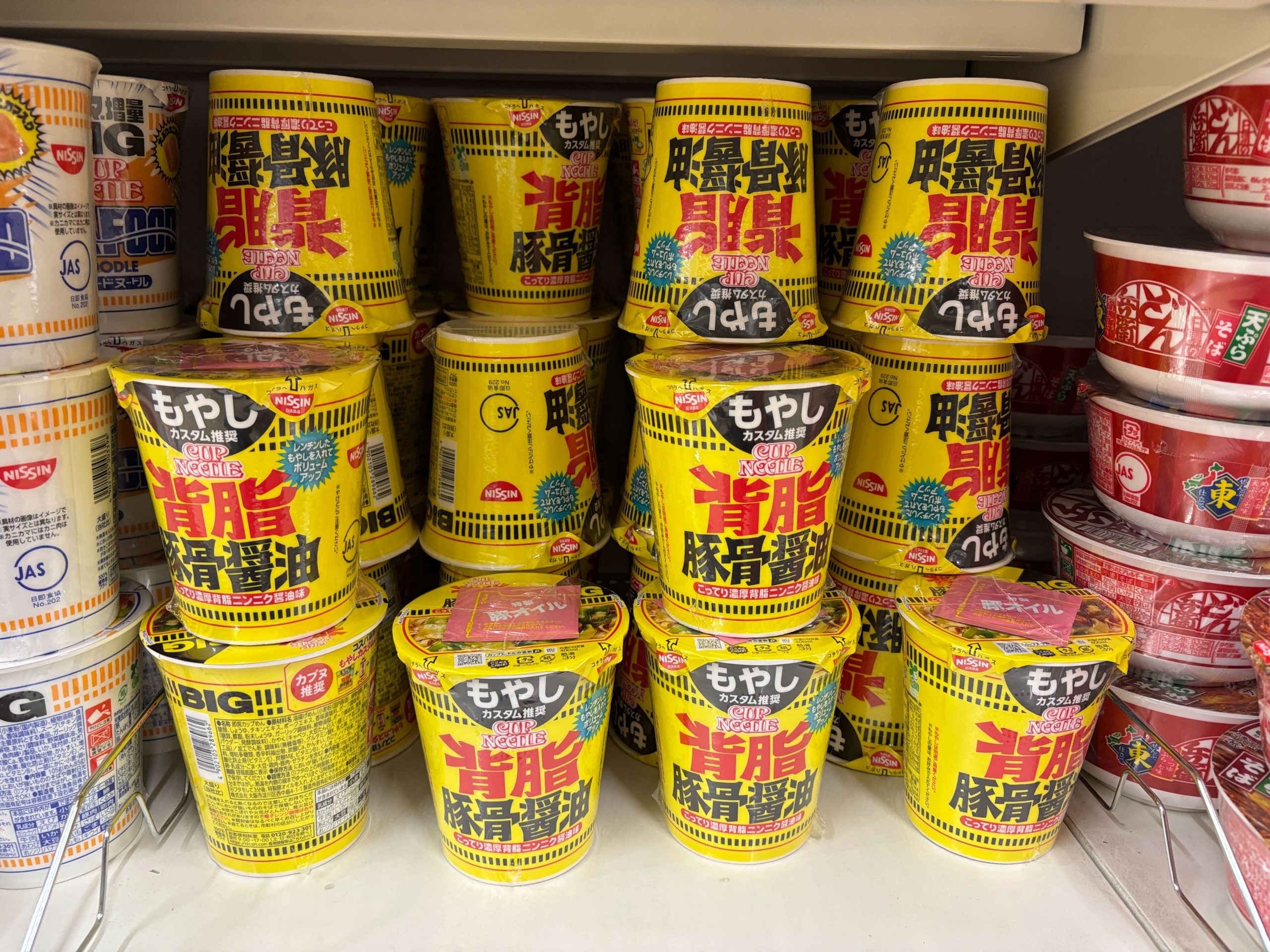 あのカップに二郎の山ができた日。「カップヌードル 背脂豚骨醤油 ビッグ」が想像以上だった！