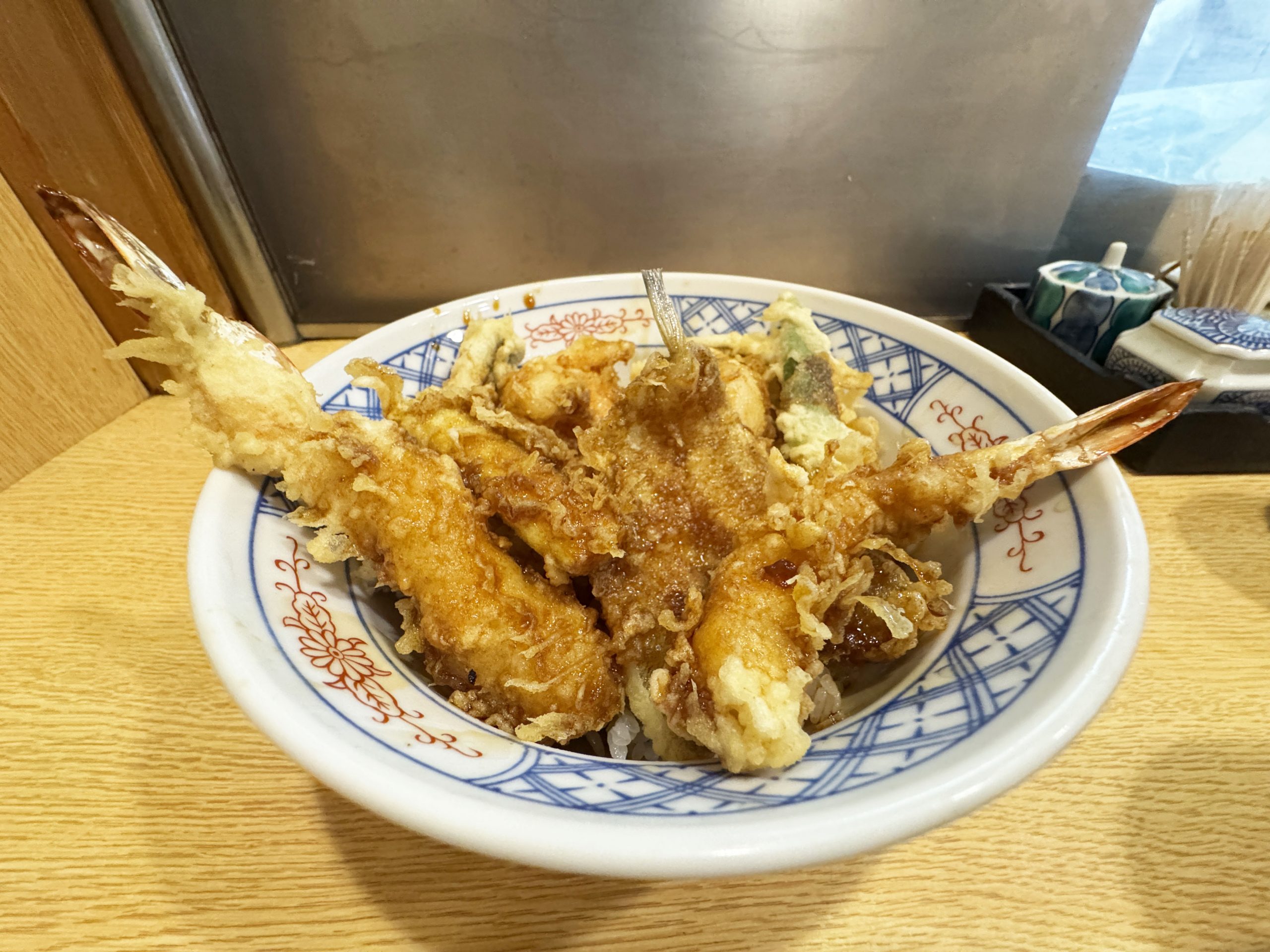 【グルメ】東京・築地で究極的にうまい天丼を食べる→ 間違いない天ぷら屋「黒川」